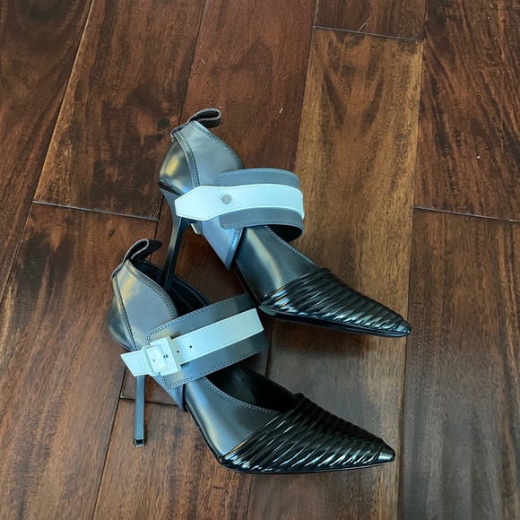 Louis Vuitton Limited Edition Heels - Only Worn Once - Picture 5 of 12